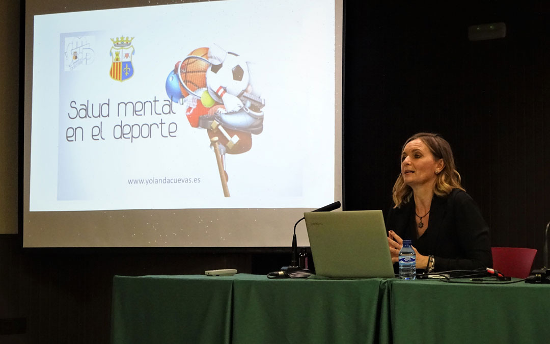 La psicóloga Yolanda Cuevas impartió una conferencia en el Valero Lecha. / Ayto, Alcorisa
