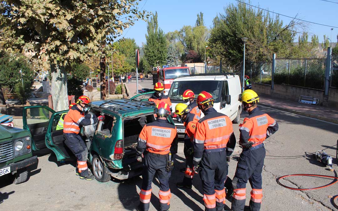 Los bomberos en plena excarcelación de los dos ocupantes del vehículo que chocó contra el árbol. / B. Severino
