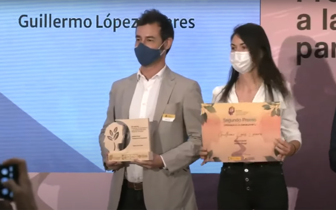 Guillermo López y Annabel Rosa recogen el premio en la categoría 'Excelencia en Comunicación'./ L.C.