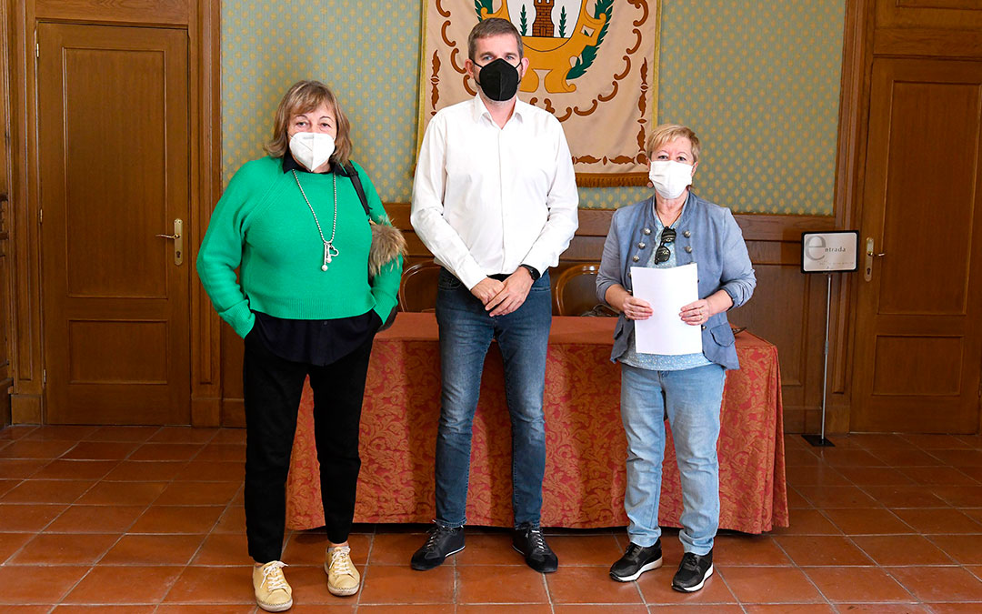 Firma del convenio entre el Ayuntamiento de Alcañiz y la Asociación ‘Las Cañas’./ Ayto. de Alcañiz