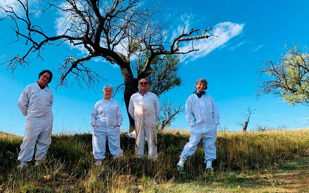 'Biela y Tierra' con Carmen y Miguel en el colmenar el pasado mes de septiembre en Ariño./ Biela y Tierra
