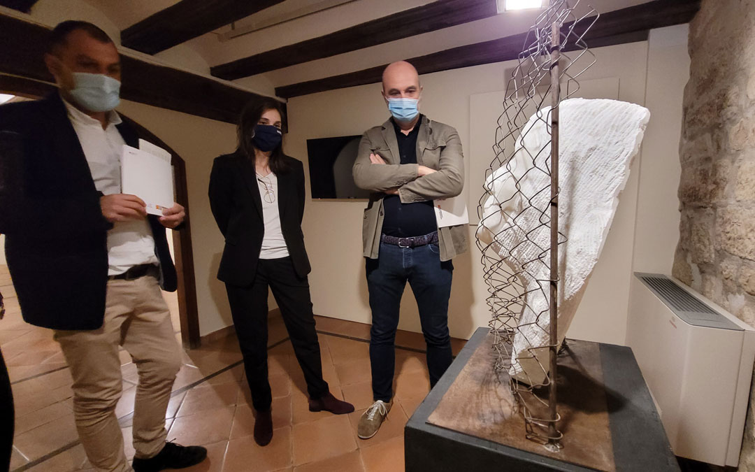 El director general de Cultura de la DGA, Víctor Lucea, ante una de las obras de Marta Fresneda en el Museo Juan Cabré de Calaceite. / DGA