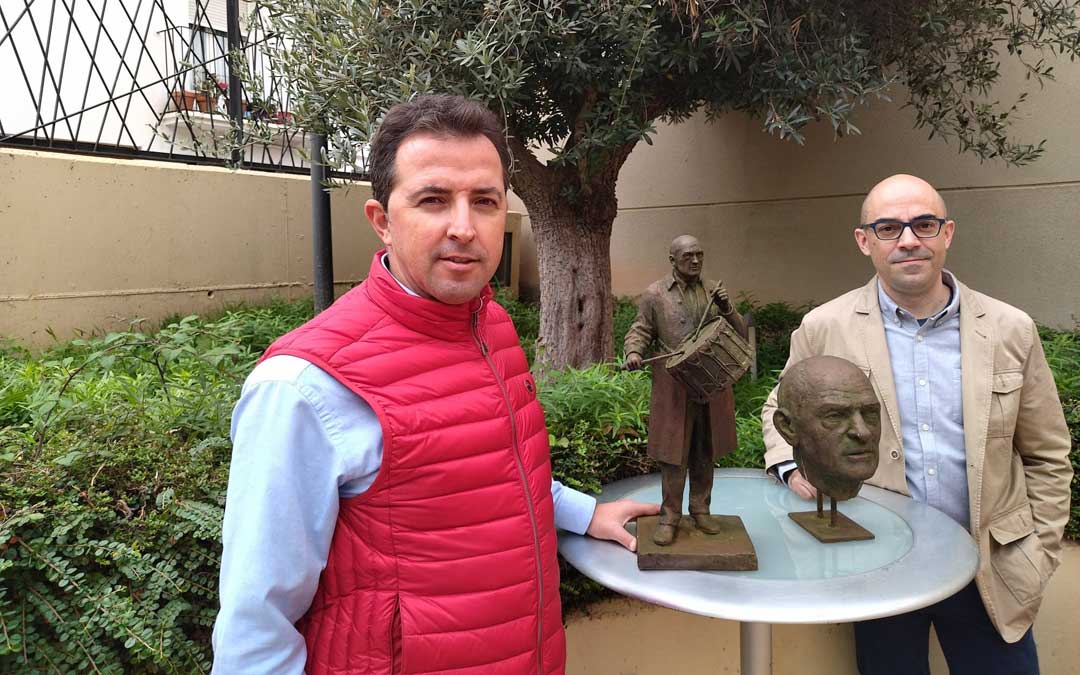 El alcalde, Alberto Herrero, junto a Daniel Elena y las esculturas que presentó al concurso. / Ayto. Calanda