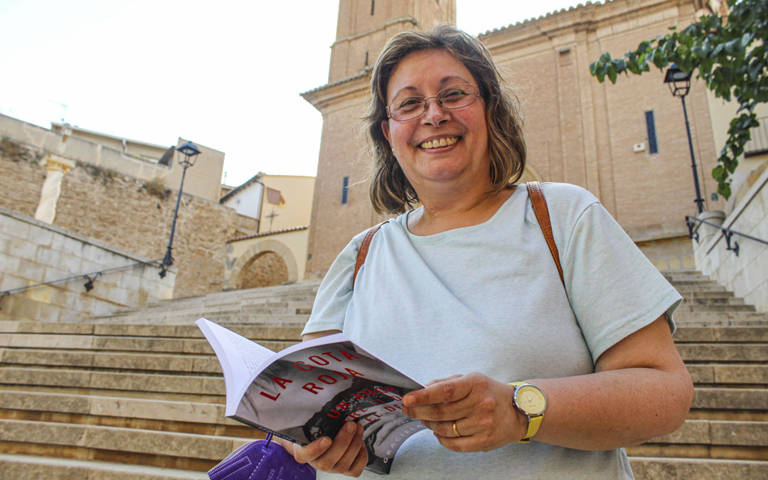 Graciela Giráldez, ante el templo del Pilar en Calanda con ‘La gota roja’, entre las manos. / B. Severino