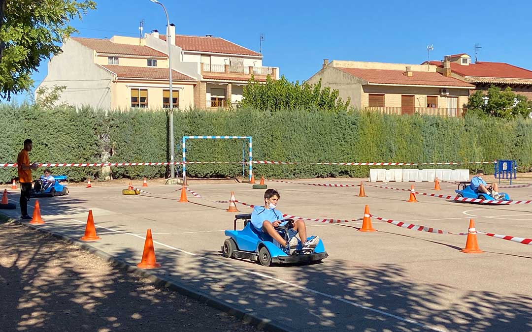 Tres jóvenes pilotan los karts en la tarde de este sábado en Calanda./ A.M