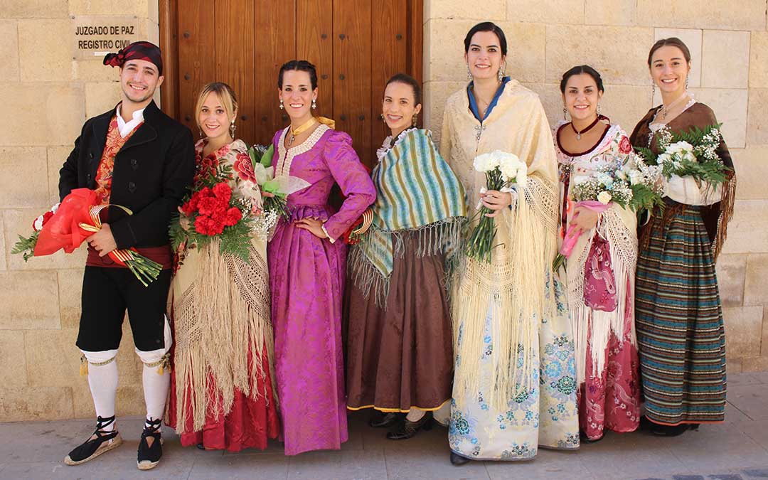 Grupo preparado para la ofrenda / L. Castel