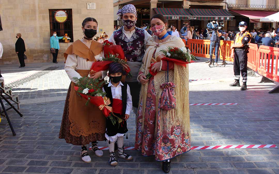 Grupo participante en la ofrenda / L. Castel