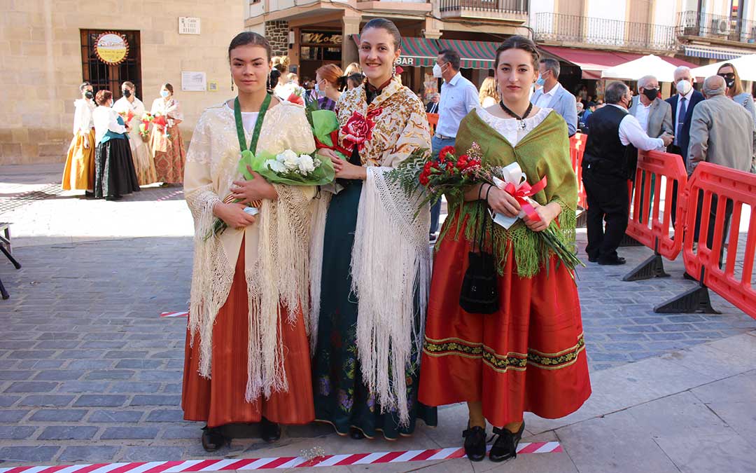 Con las flores para la virgen / L. Castel