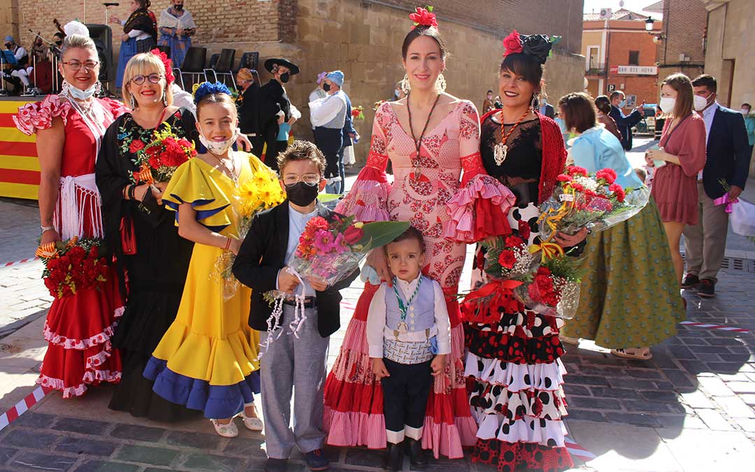 Andaluzas de Calanda y Andorra honrando a sus raíces en la ofrenda / L. Castel