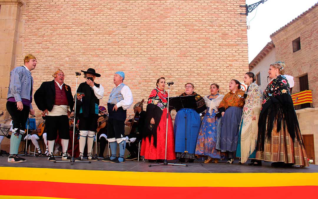 El Cachirulo ha amenizado la ofrenda / L. Castel