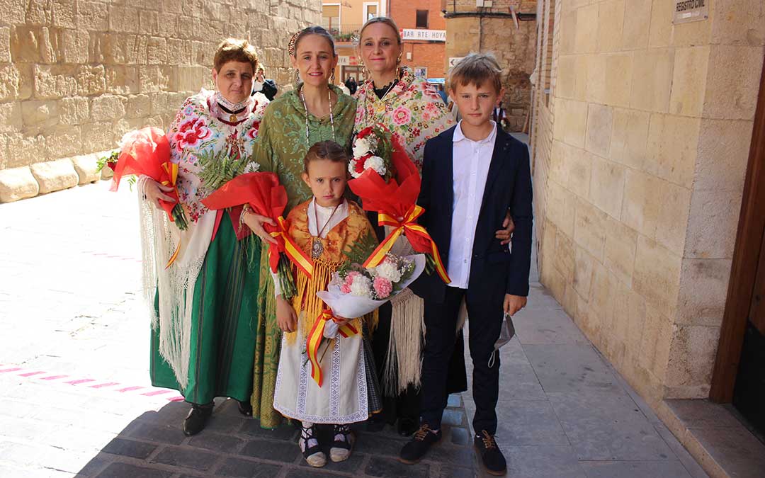 En familia a la ofrenda / L. Castel