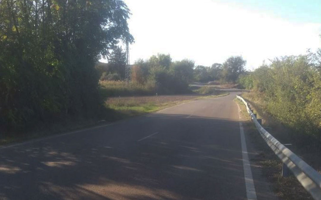 Imagen de uno de los tramos de la vía que une el núcleo urbano de Caspe con la urbanización de Pescadores./ DGA