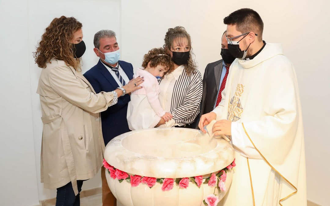 Daiana Sierra Ibáñez fue bautizada en la misma pila que su familia. / En la pila bautismal. / Pilar Cortés-Foto Cliché