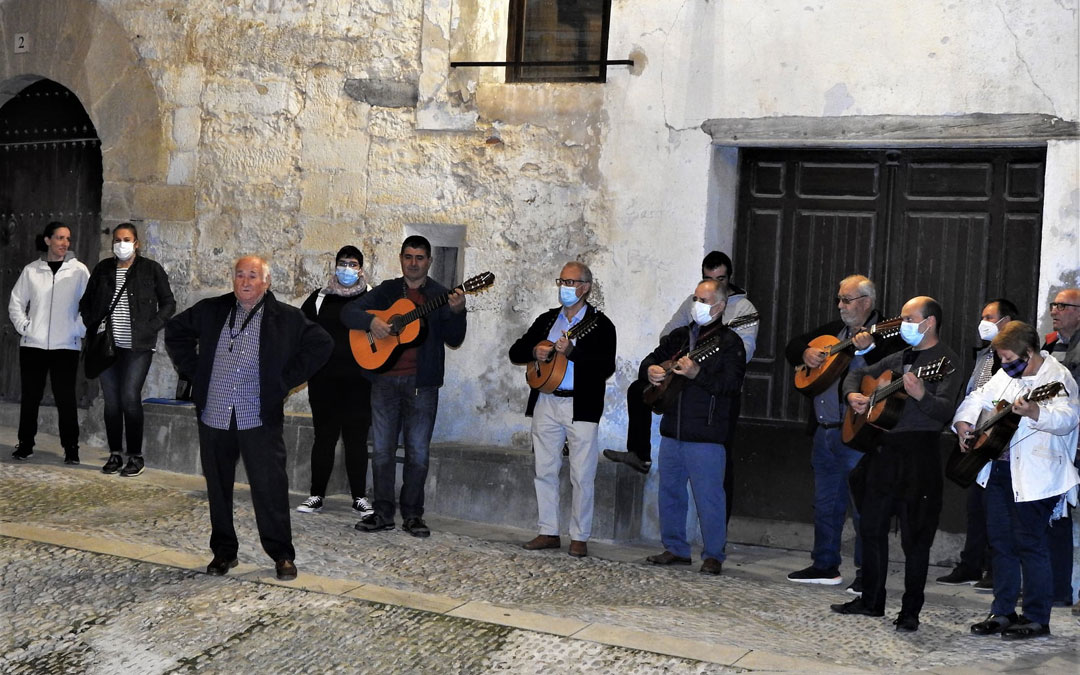 Ronda baturra en las calles de Cretas dentro de los actos culturales por Santa Pelagia. / Juan Luis Camps