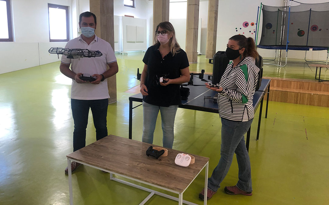 Espinosa enseñando haciendo una demostración del manejo de un dron a Mene y Gascón este miércoles en la rueda de prensa de presentación de la actividad en el centro Joven / L. Castel