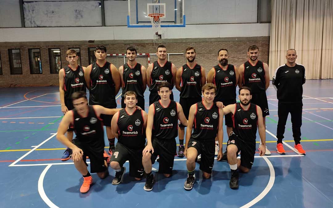 El equipo del EBA Transverich Alcañiz posa antes de iniciar el partido ante El Equipo de Javi. Foto. E.B.