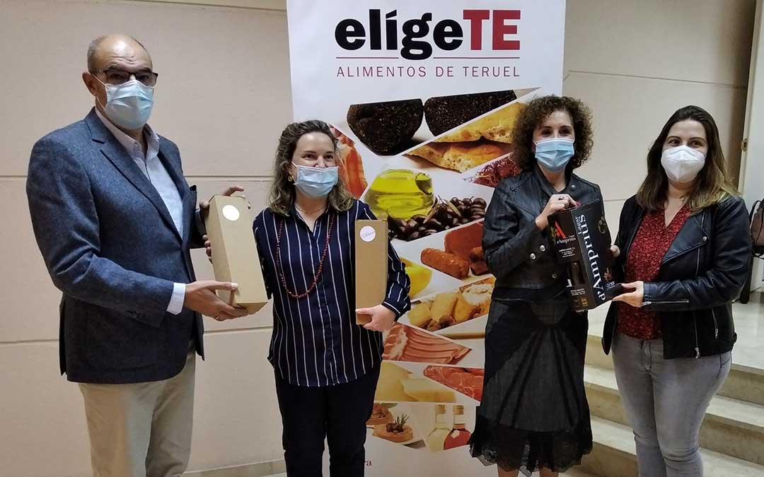 Entrega de los lotes por parte de Santiago Ligros, secretario general de la Cámara de Comercio; y María Ariño, diputada provincial./ Cámara de Comercio