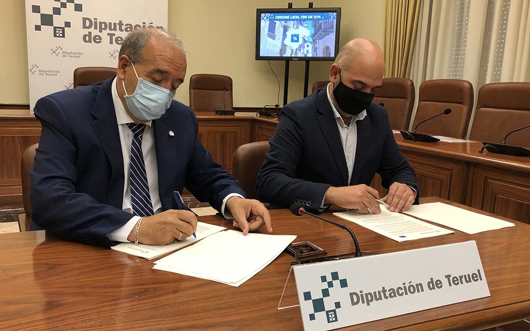 Firma el convenio por el que la Cámara de Comercio gestionará el programa de bonos./DPT