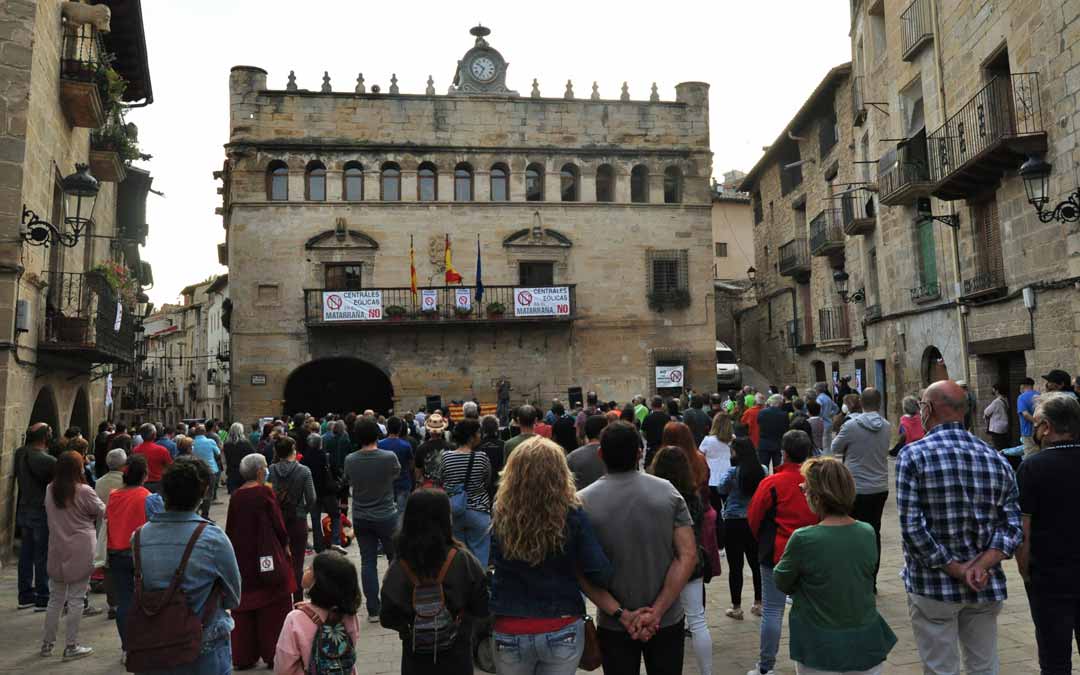 Asistentes de la práctica totalidad de municipios del Matarraña han concurrido al acto, guardando las distancias de seguridad. J.L.