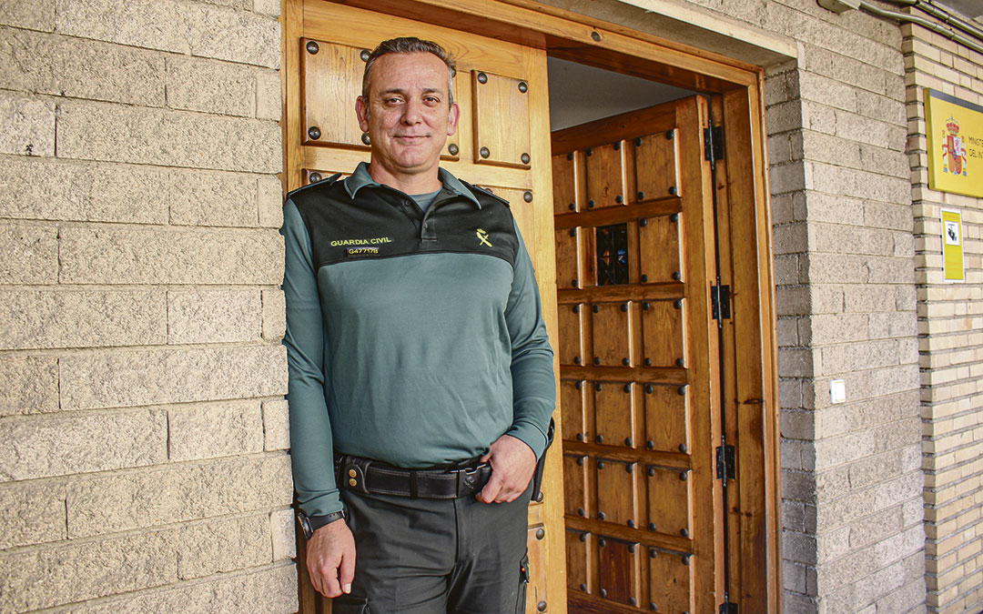 El capitán Julián Cebrián, en la puerta del cuartel de Alcañiz / L. Castel