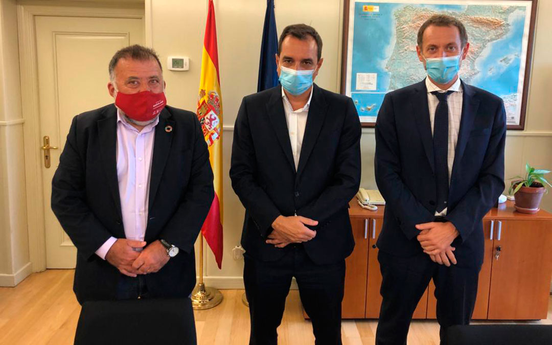 El diputado del PSOE por Teruel en el Congreso ha mantenido una reunión con el secretario general de Infraestructuras, Sergio Vázquez, y el director general de Conservación y Mantenimiento de ADIF, Ángel Contreras./ PSOE