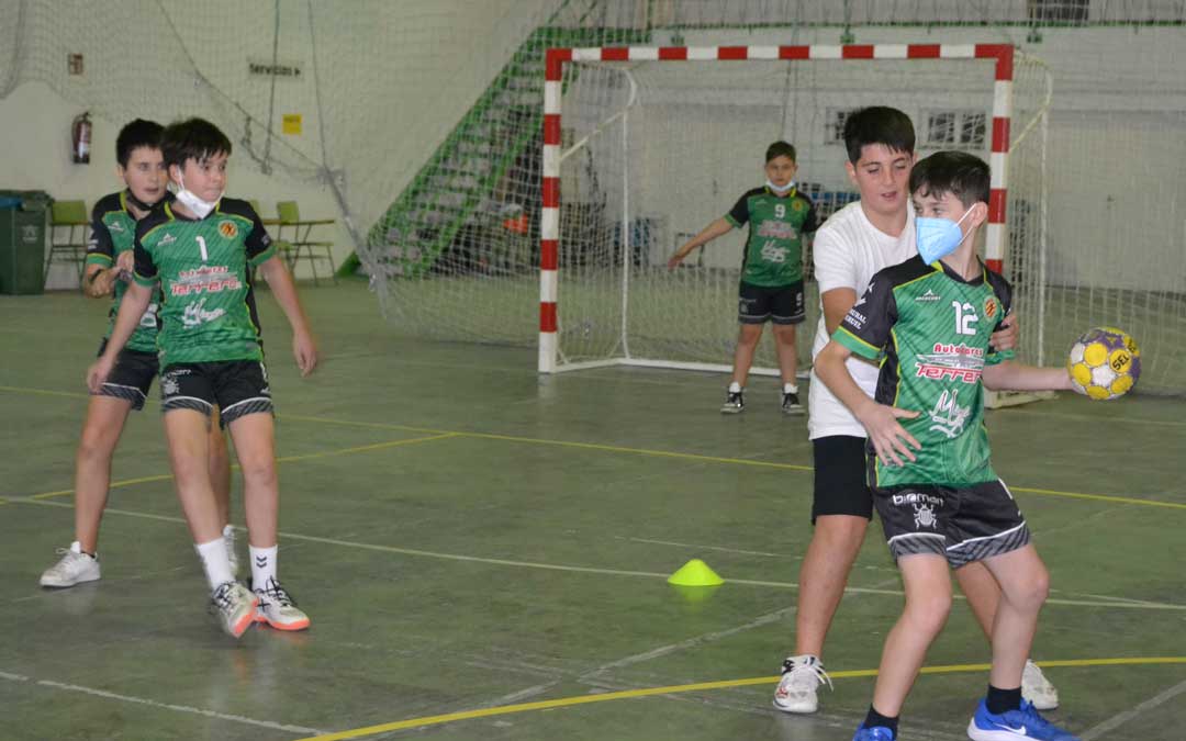 Integrantes del equipo infantil del Balonmano Alcañiz entrenando en el recinto ferial. Foto. J.V.