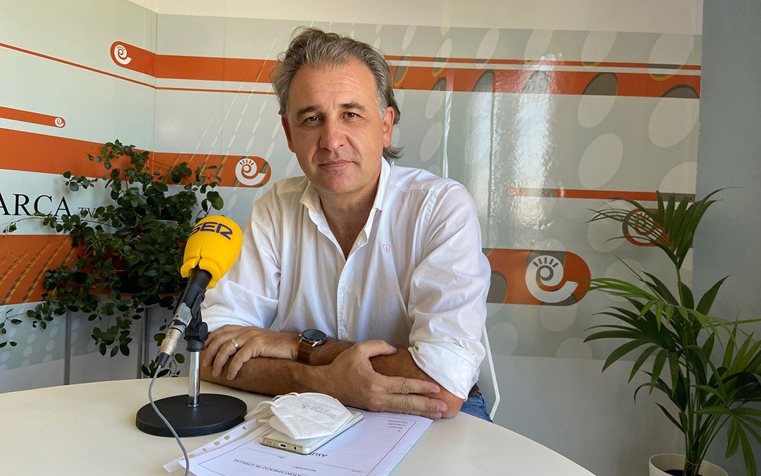 Joaquín Moreno, alcalde de Utrillas, en el estudio de Radio La Comarca./ A.M.