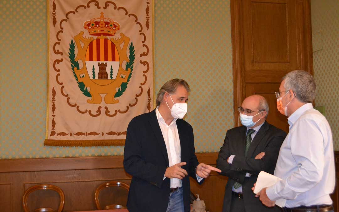 Joaquín Moreno, alcalde de Utrillas, junto al teniente de alcalde y el concejal de deportes del ayuntamiento alcañizano, Javier Baigorri y Kiko Lahoz. Foto: J.V.
