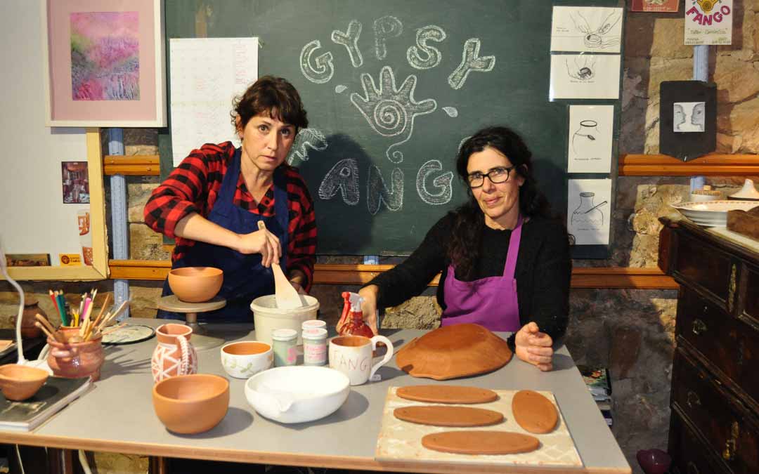 Marga y Judit tienen su taller junto a la Vía Verde entre las localidades de Arnes y Lledó. J.L.