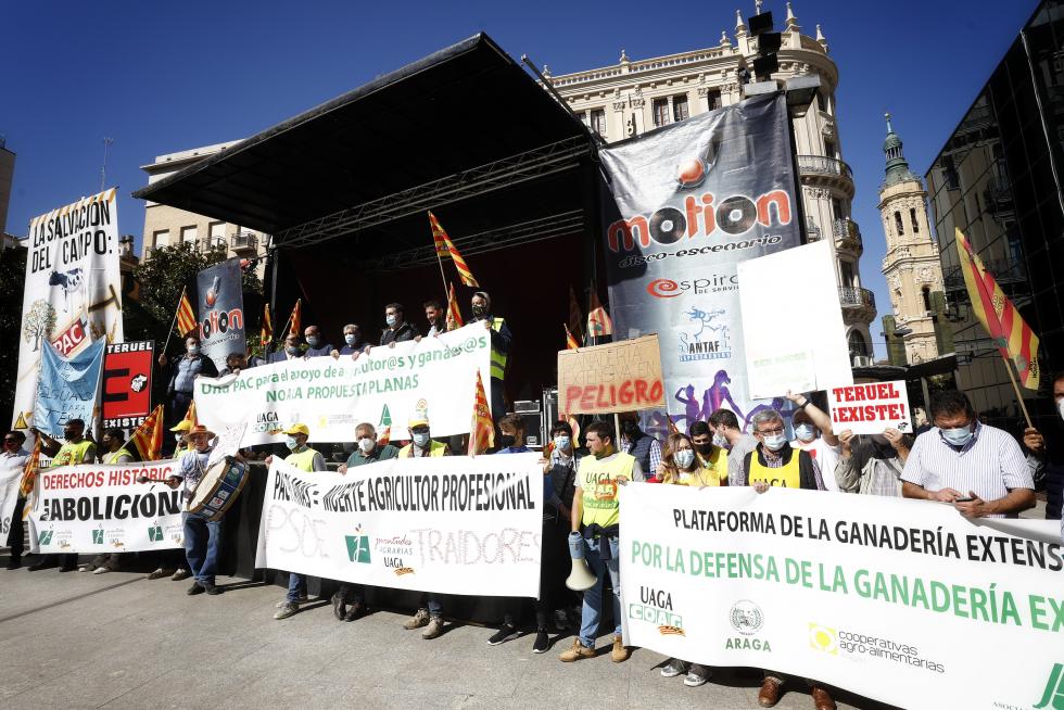 Protesta de agricultores y ganaderos por una PAC profesional / Oliver Duch-Heraldo