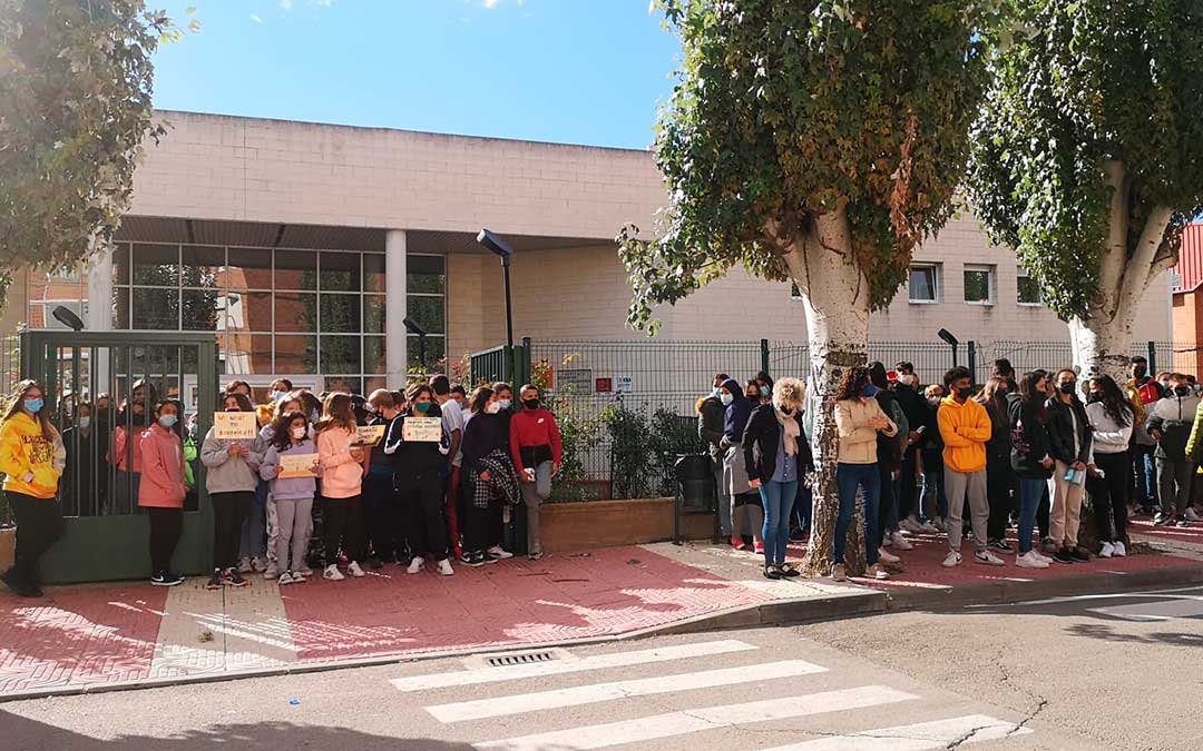 Concentración a las puertas del IES Lázaro Fernando Carreter de Utrillas este martes por la mañana./ IES de Utrillas