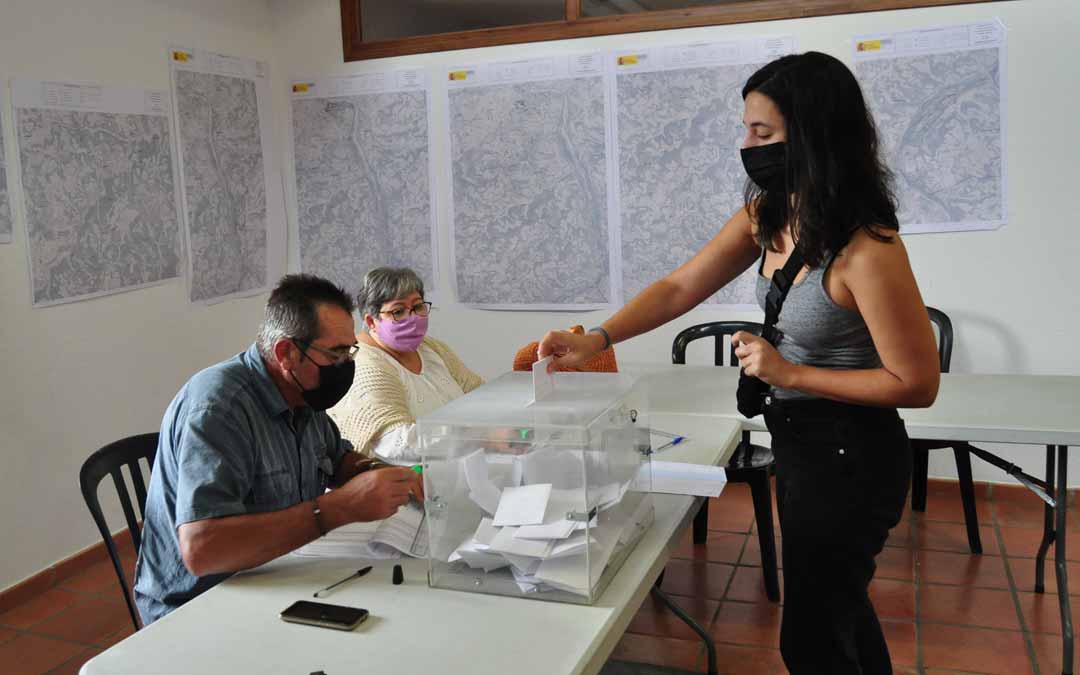 Una vecina de Mazaleón deposita su voto. J.L.