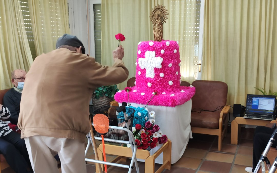 El Pilar se adelantó en la residencia de Andorra con una ofrenda muy especial en el interior del centro./ Ayto. de Andorra