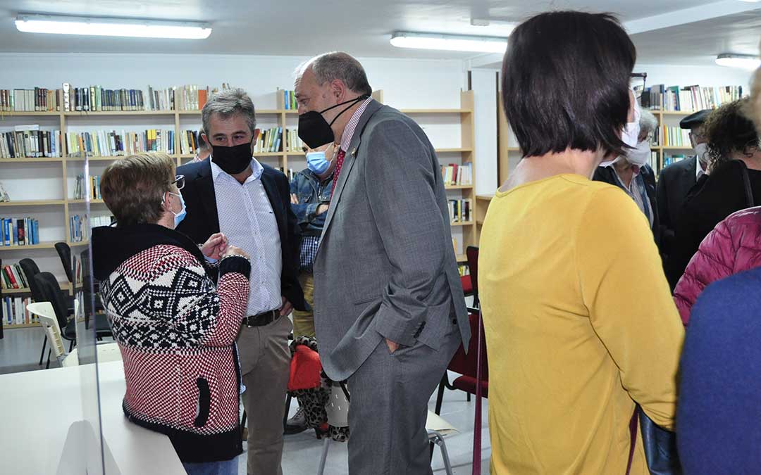 El acto completó el aforo máximo permitido. El presidente Rando conoció junto al alcalde y la técnico de la biblioteca la nueva ampliación. J.L.
