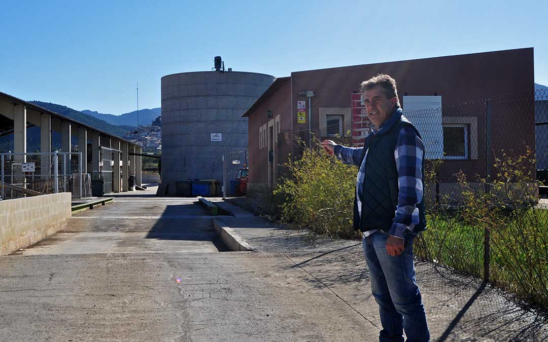 El alcalde de Peñarroya de Tastavins, Ricardo Blanch, confía en que la planta comience a depurar purines en los próximos meses. J.L.