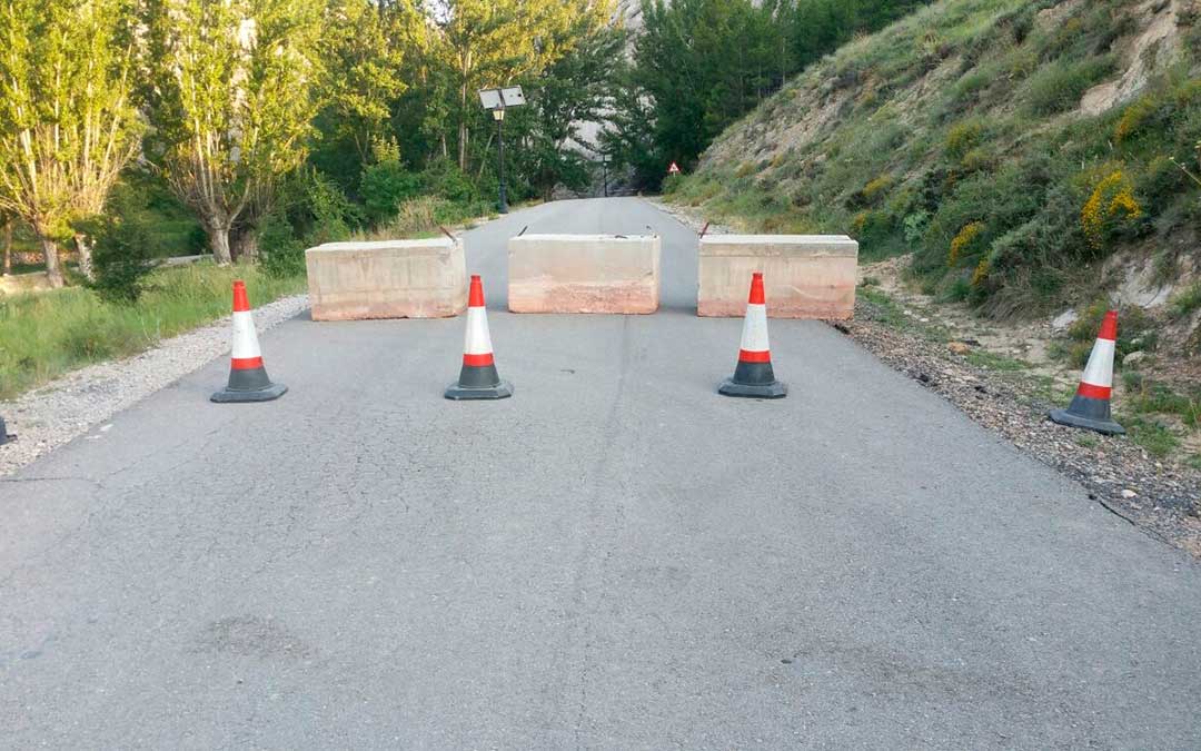La carretera que une Aliaga-Miravete está cortada al tráfico./ L.C.