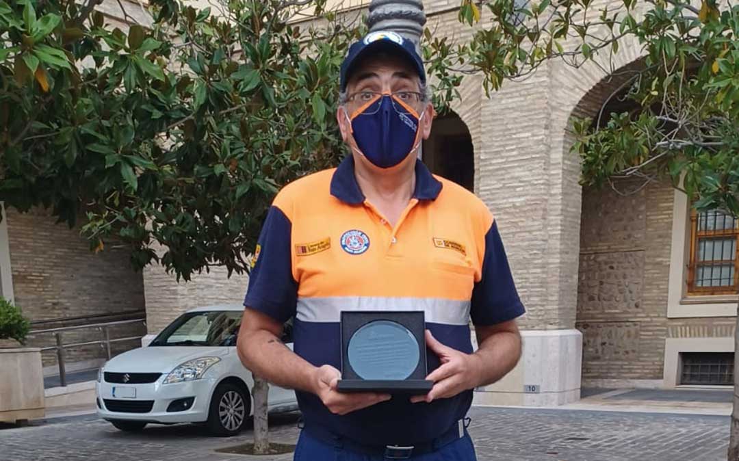 Representante de la Agrupación de Voluntario de Protección Civil Salvamento Bajo Aragón con la placa distintiva./ Salvamento Bajo Aragón