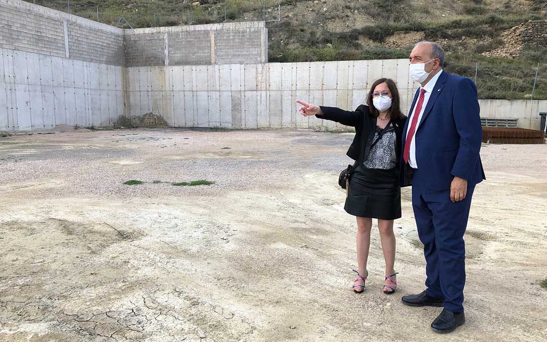 Visita con Manuel Rando y Mª Carmen Soler, alcaldesa de Mirambel, en la zona donde se construirá una pista multifuncional./ DPT