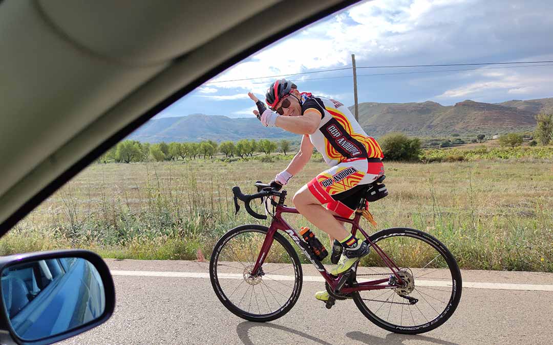 Saludo de un ciclista en la Sesé Bike Tour./A.G.