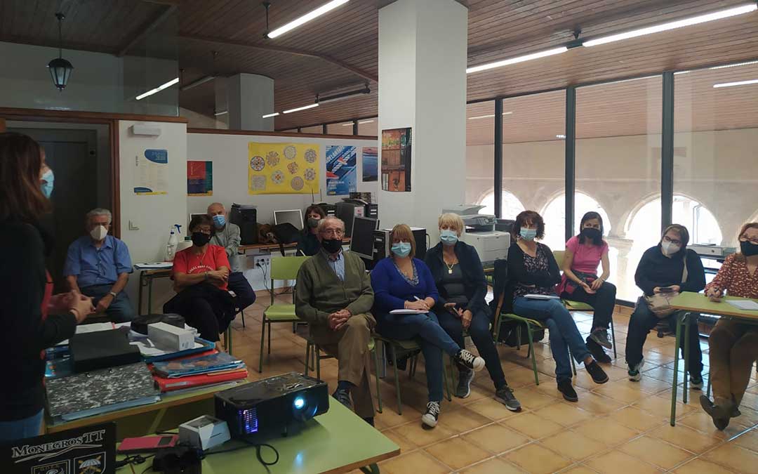 Asistentes al taller de riesgos digitales celebrado en La Codoñera./