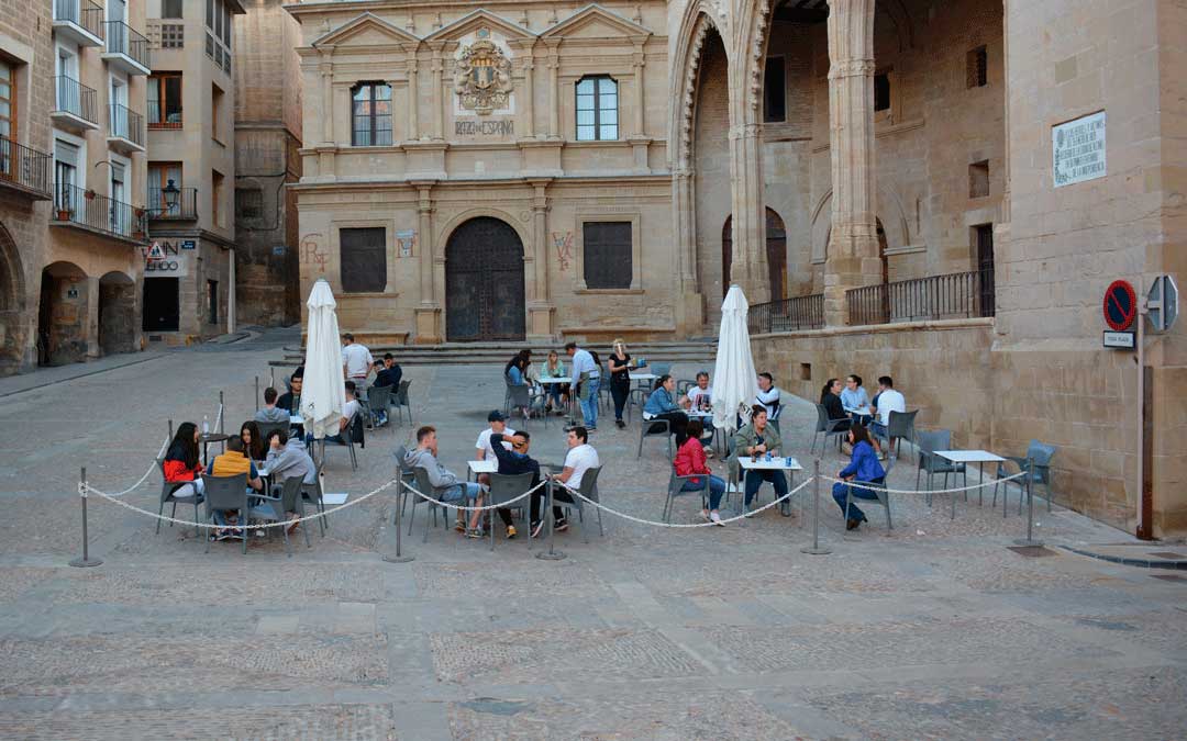 Imagen de archivo, terrazas en la plaza España de Alcañiz. / La Comarca