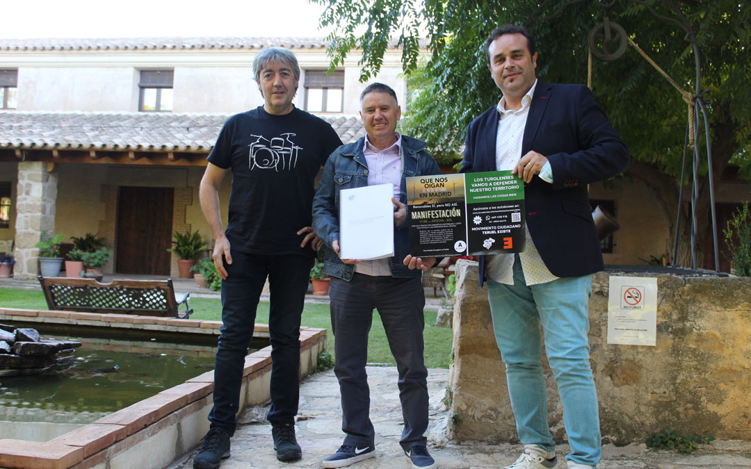 Roberto Gamarra, Javier Ciprés y Jesús Villamón, del grupo sectorial de Energía y Renovables de Teruel Existe con las alegaciones en los jardines de El Convent en La Fresneda. / B. Severino