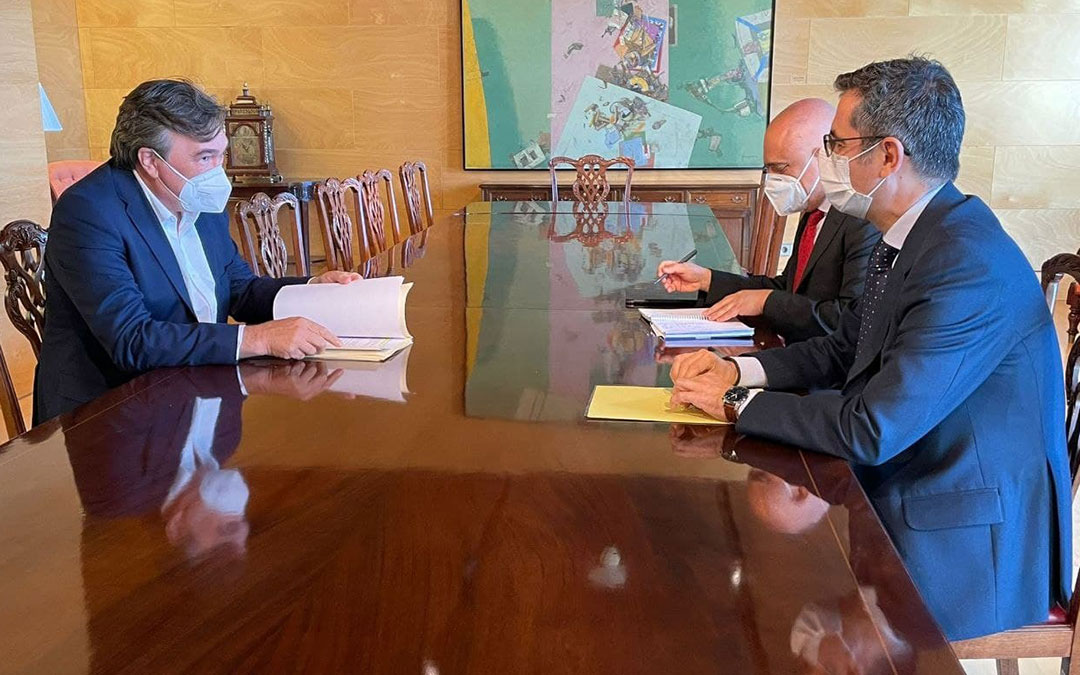 El diputado de Teruel Existe, Tomás Guitarte, se ha reunido este miércoles con el ministro de la Presidencia, Relaciones con las Cortes y Memoria Democrática, Felix Bolaños, y el secretario de Estado de Relaciones con las Cortes, Rafael Simancas / T.E.