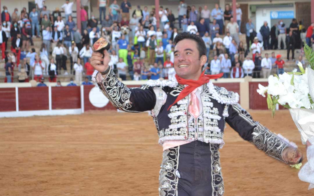 Imanol Sánchez con las dos orejas conseguidas en la plaza calandina. Foto. J.V.