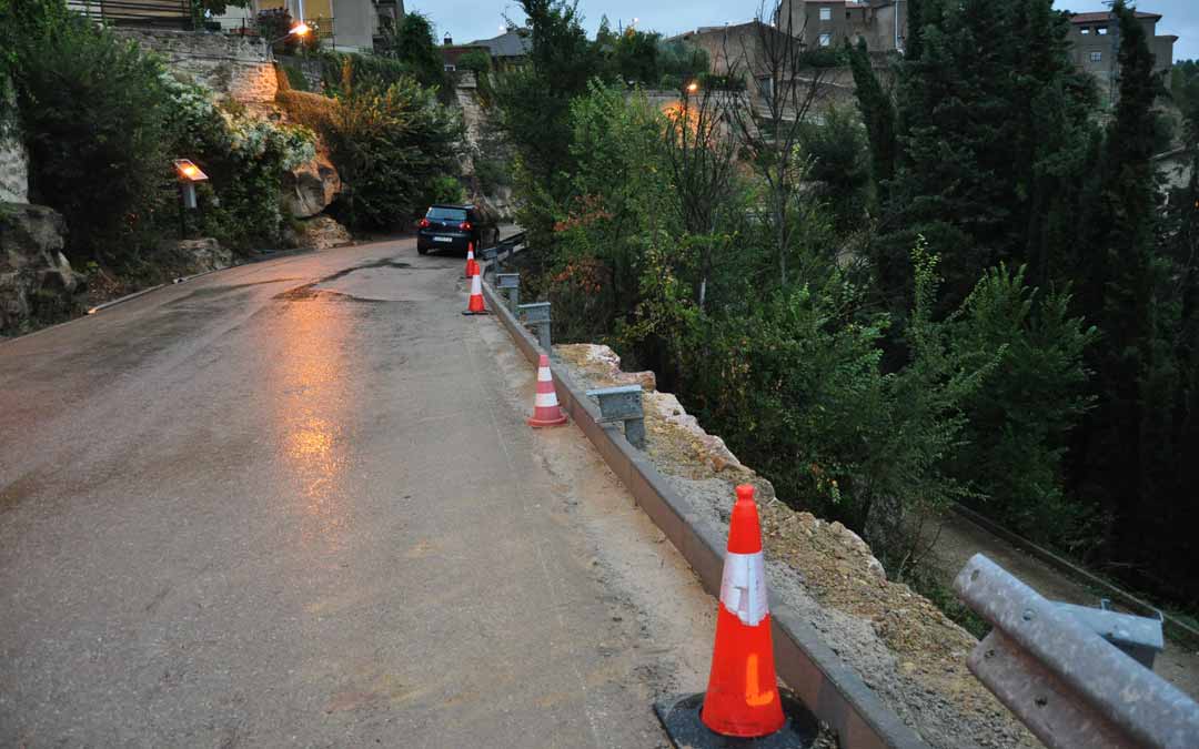 La Diputación de Teruel actuó, hace varios días, en la reparación de un blandón que se desprendió tras un episodio de lluvia. J.L.