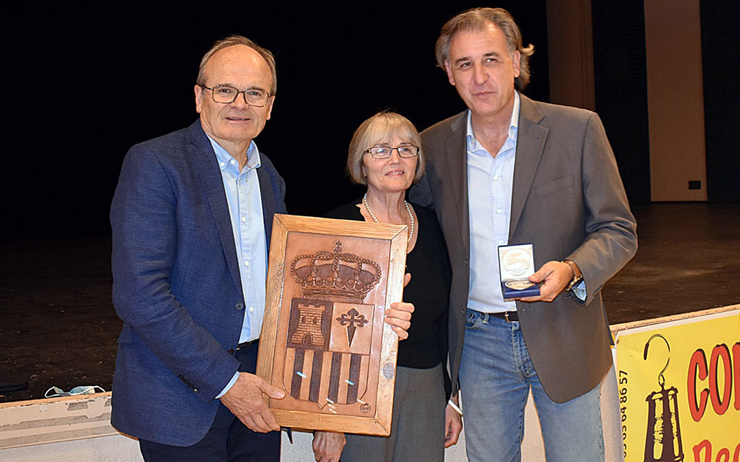 Joaquín Moreno recibe la medalla de la ciudad francesa de Decazeville./ Ayto. de Utrillas