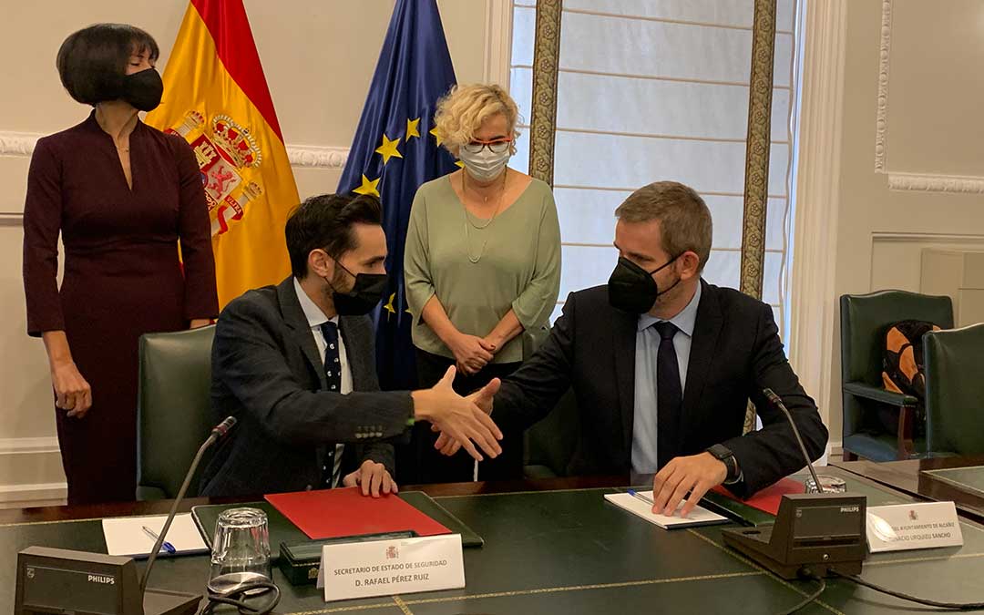 El secretario de Estado de Seguridad y el alcalde firmaron este lunes el convenio / Ayto. Alcañiz
