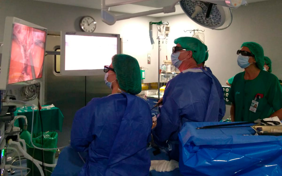 El servicio de Cirugía con gafas operando con la nueva tecnología 3D / La Comarca