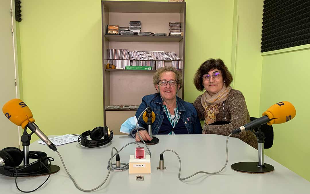 Amparo Sancho e Isabel Sabanza, en Radio Caspe / Eduard Peralta