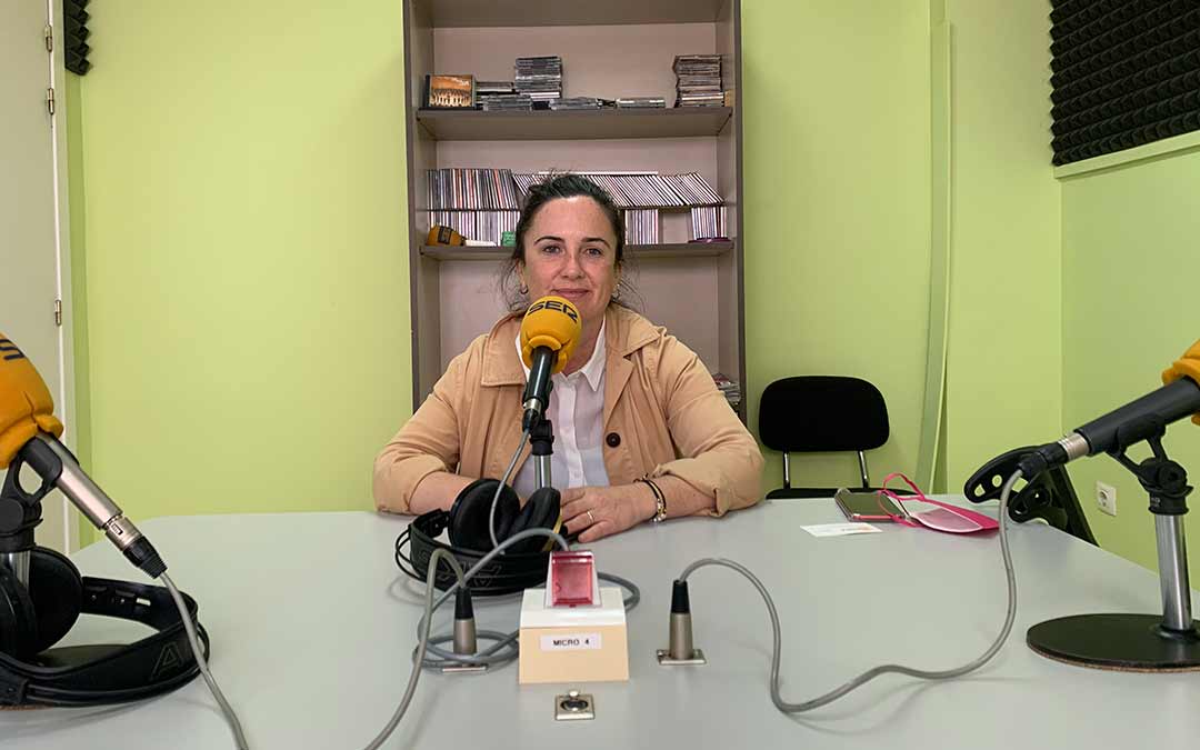 Ana Zabala, responsable de la agencia de colocación de la Fundación DFA, en Radio Caspe / Eduard Peralta
